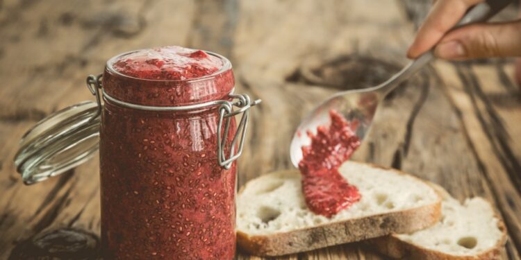 Confiture crue aux fraises et graines de chia