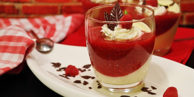 Pudding au chia, framboises et lait de coco