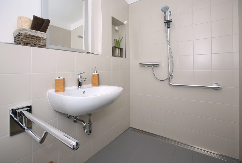 salle-de-bain-aménagée-handicap