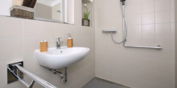 salle-de-bain-aménagée-handicap