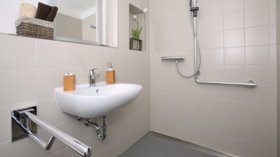salle-de-bain-aménagée-handicap