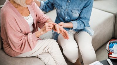 personne-agee-medecin