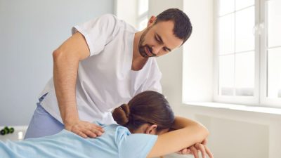 osteopathe soigne dos